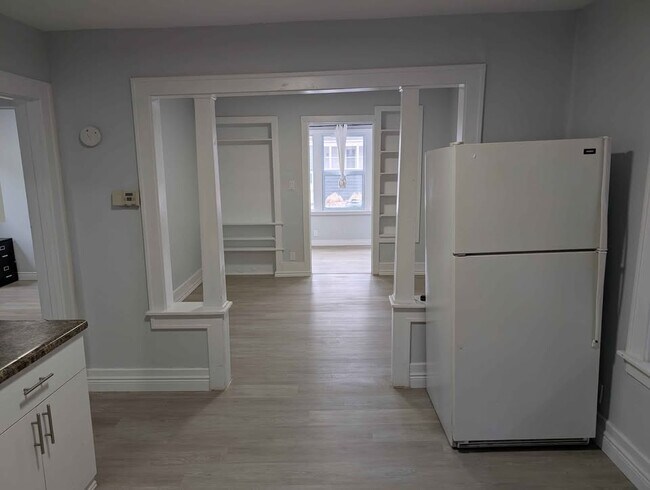 Building Photo - 826 Ellrose Ave Unit 1