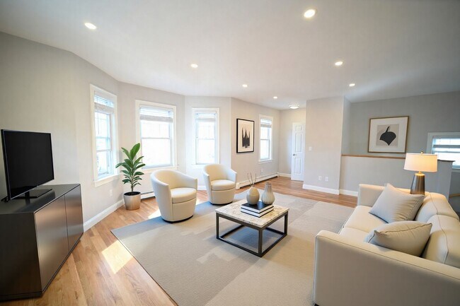 Building Photo - 3Br/2Bth in Brookline! Close to Rt.9, very quiet area, walk to JP Pond!