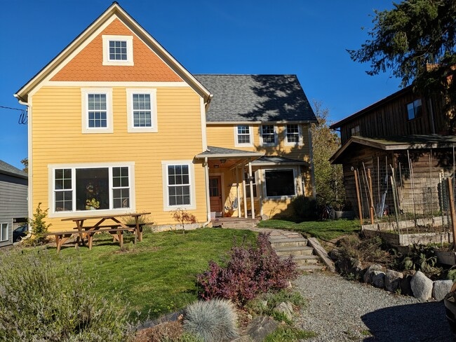 Building Photo - 819 Donovan Ave