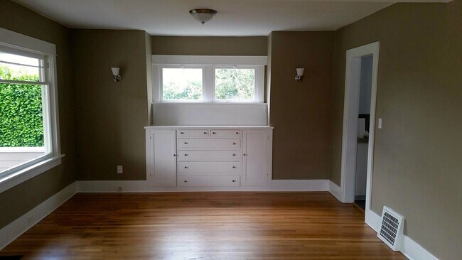 Building Photo - Cora House Unit A