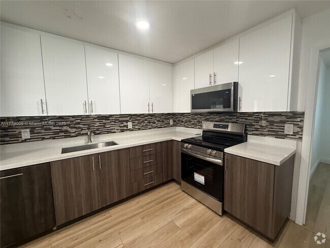 Building Photo - 1040 SW 30th Ave Rental