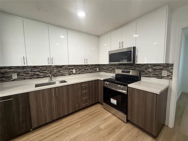 Building Photo - 1040 SW 30th Ave Rental