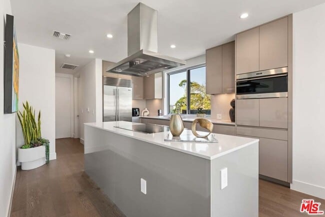 Photo - 728 N Sweetzer Ave Unidad 401