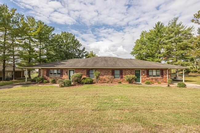 Building Photo - 547 Circle Pine Dr