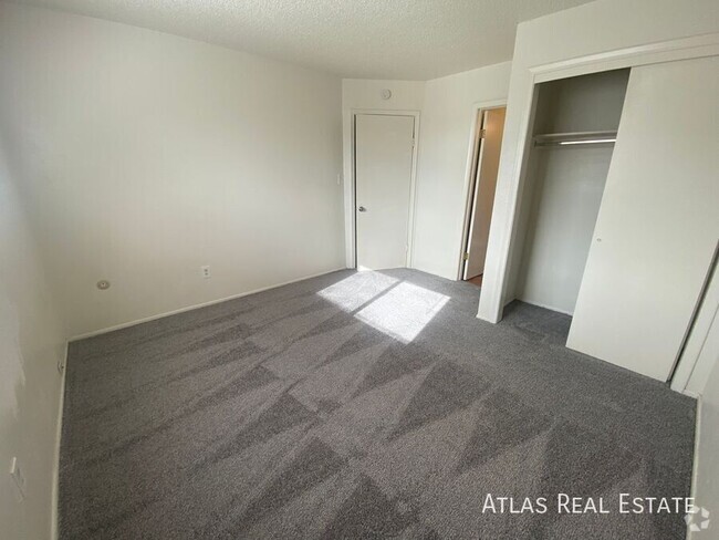 Building Photo - Spacious Unit 3 Rental