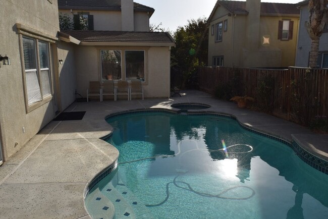 2566 Greystone Dr