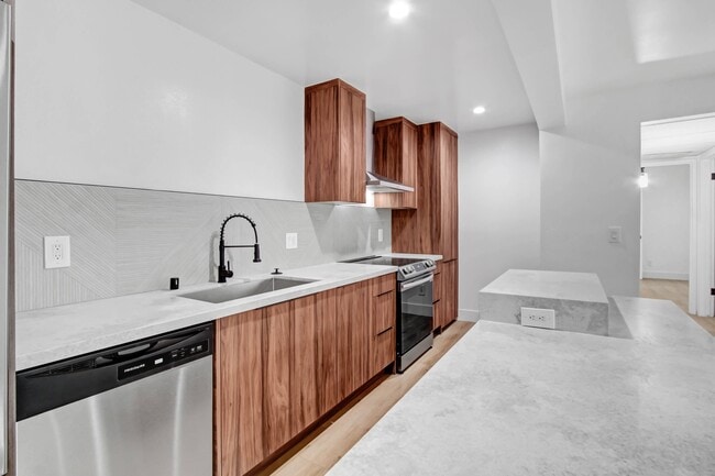 Photo - 8430 De Longpre