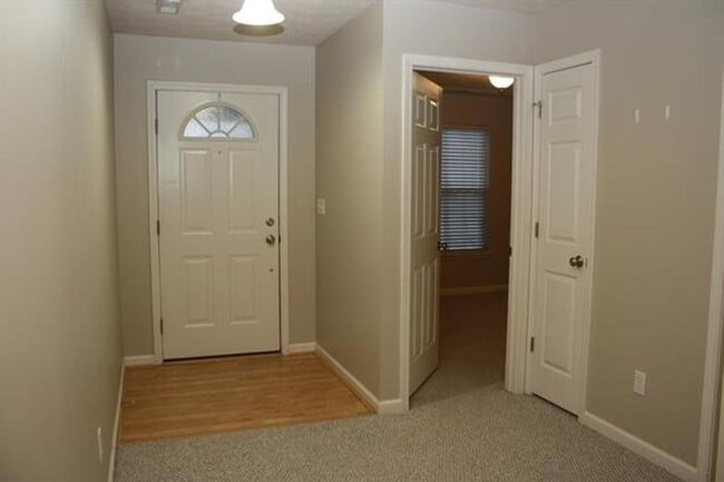 Building Photo - CUTE 3 BEDROOM IN COLONY PINES