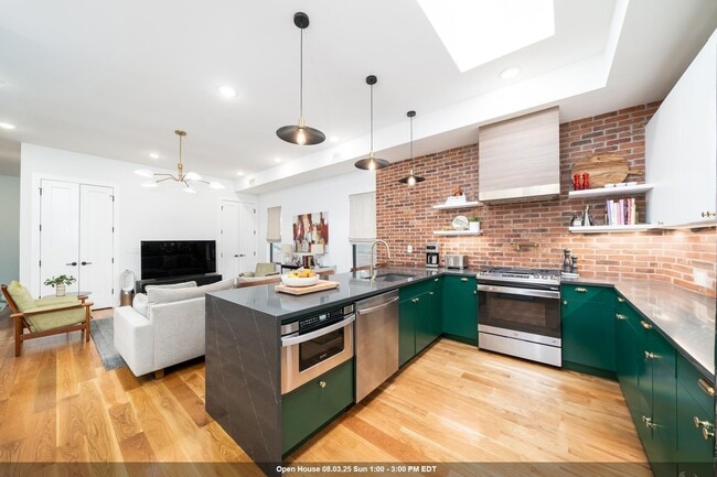 Building Photo - 72 Lincoln St Unit 2 Rental