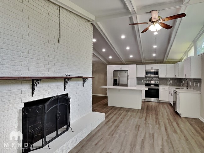 Building Photo - 1322 N Cliff Valley Way NE