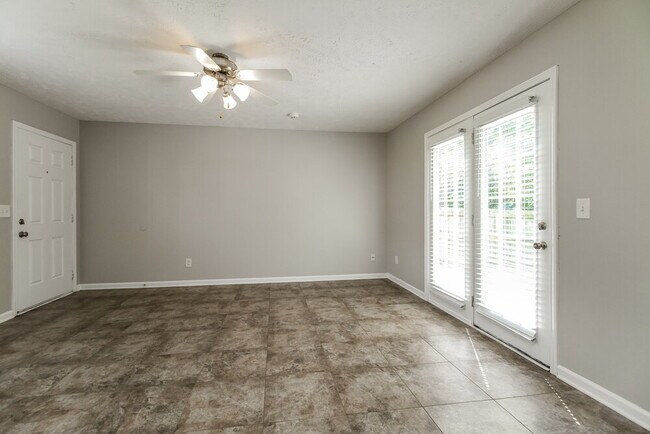 Photo - 127 Lyndhurst Dr