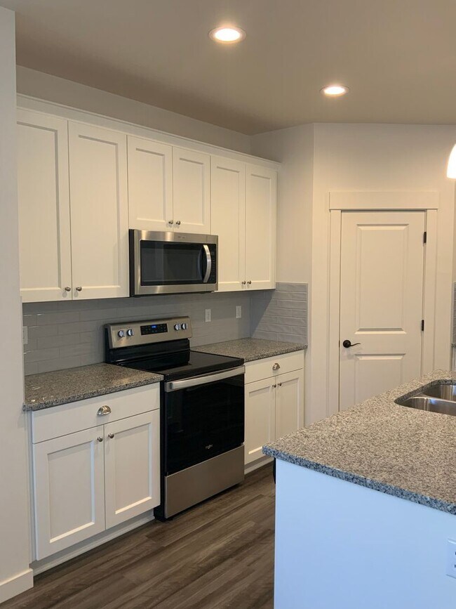 Photo - Immaculate 3B/2.5Ba Home in Ridgefield! Available 4/22!