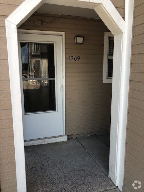 Building Photo - Lovely 2 Bedroom, 1 Bathroom Condo in Cast... Unit D101