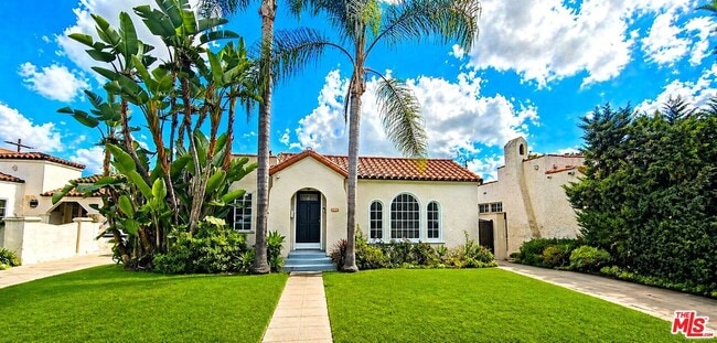 Building Photo - 132 S La Peer Dr