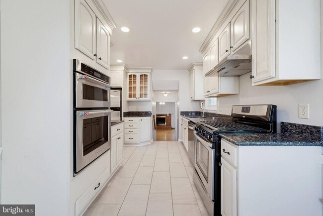 Photo - 8125 Saxony Dr