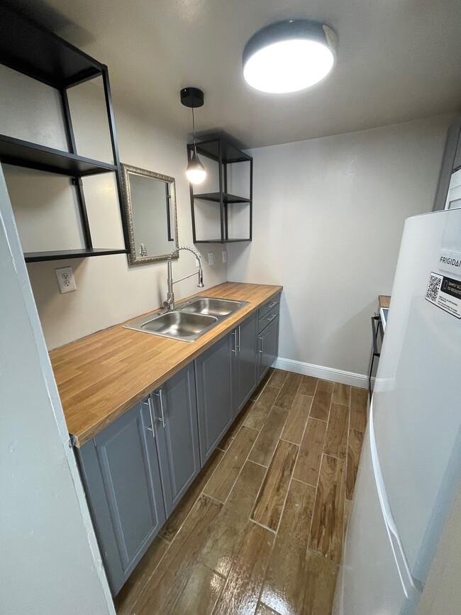 Building Photo - 833 W Stone St