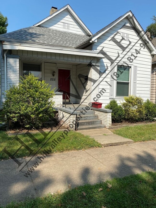 Building Photo - Two Bed, 1 1/2 Bath Home