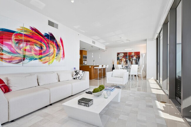 Building Photo - 5875 Collins Ave Unit 1202 Rental