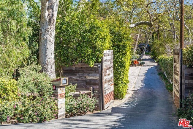 Photo - 6332 BUSCH Dr