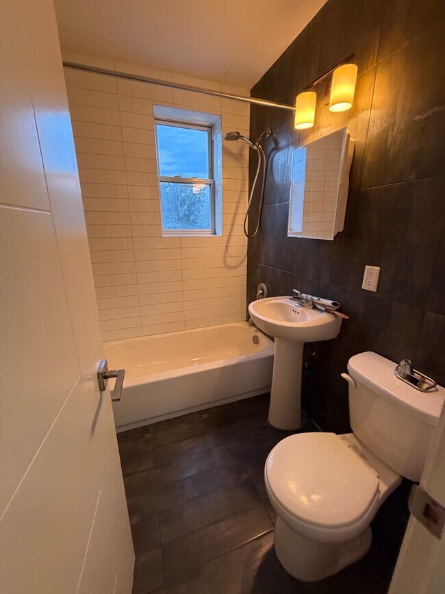 Photo - 106 N Grove St Unidad 405