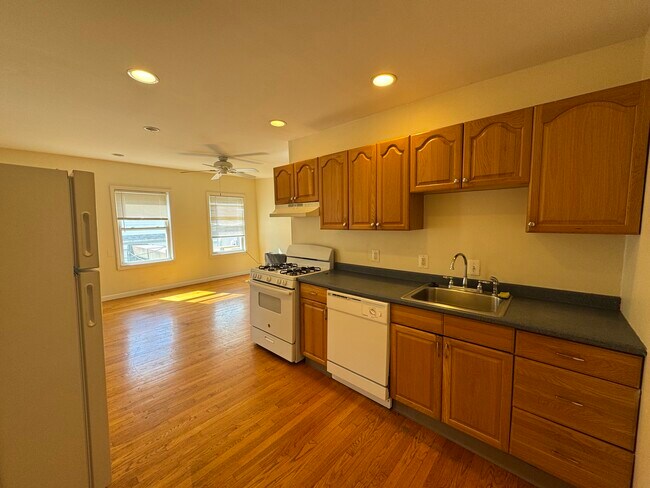 Building Photo - 20 Alberta Ter Unit #2 Rental