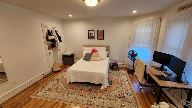 Building Photo - 305 Chelsea St Rental