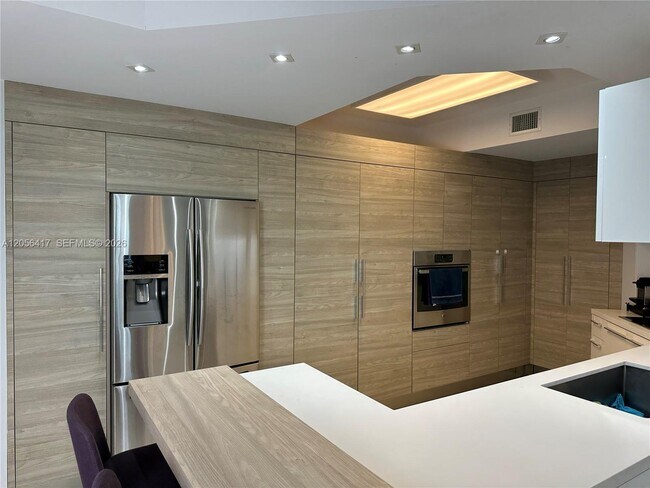 Photo - 888 Brickell Key Dr Unidad 700