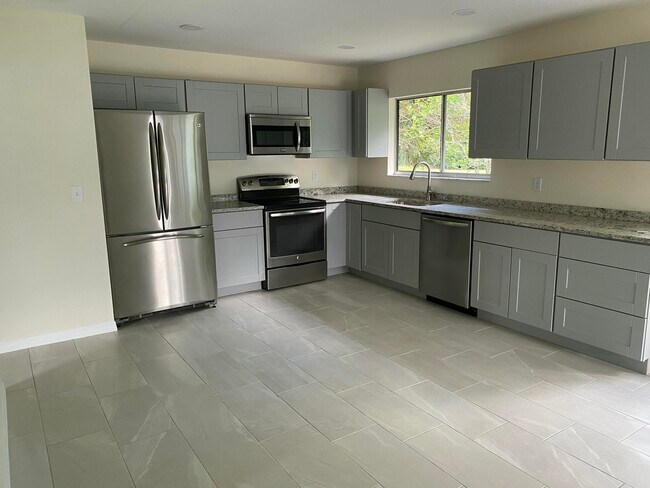 Photo - 255 SW Bridgeport Dr