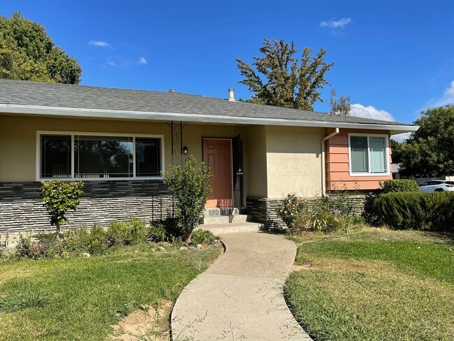 Building Photo - Newly renovated 3/2 Home in Quiet Neighbor...