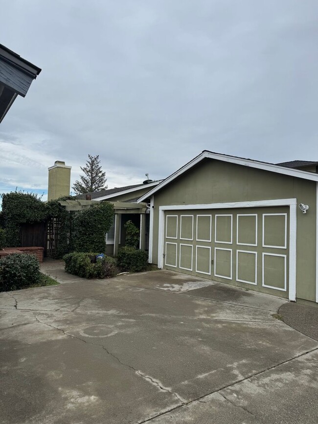 3 Bed 2 Bath Available NOW!!! 2 Car Garage!!! - 3 Bed 2 Bath Available NOW!!! 2 Car Garage!!! House