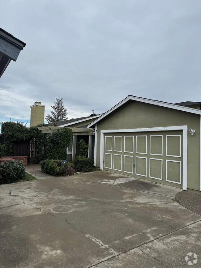 Building Photo - 3 Bed 2 Bath Available NOW!!! 2 Car Garage!!! Rental