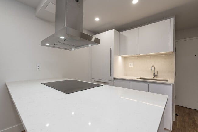 Building Photo - 230 Oak St Unit 2211