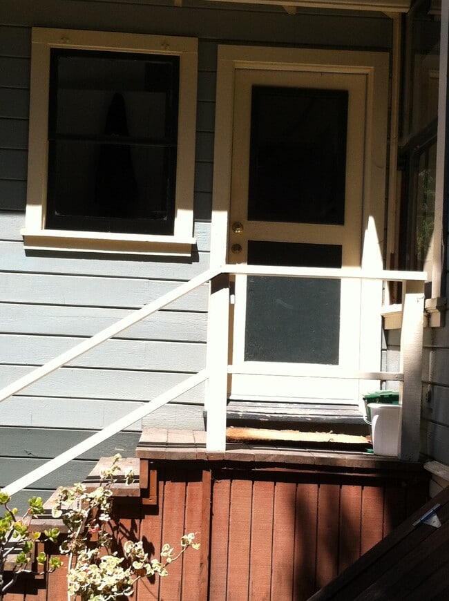 Building Photo - 518 Byron St Unit Rear