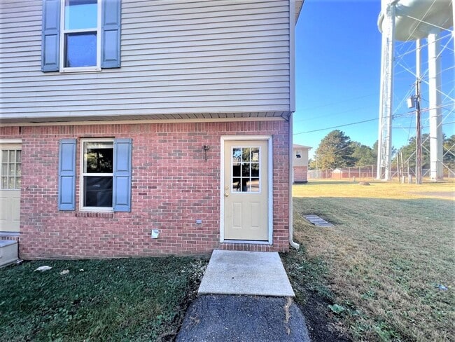Building Photo - University Place 2- Charming Townhouse Apartment Unit C4