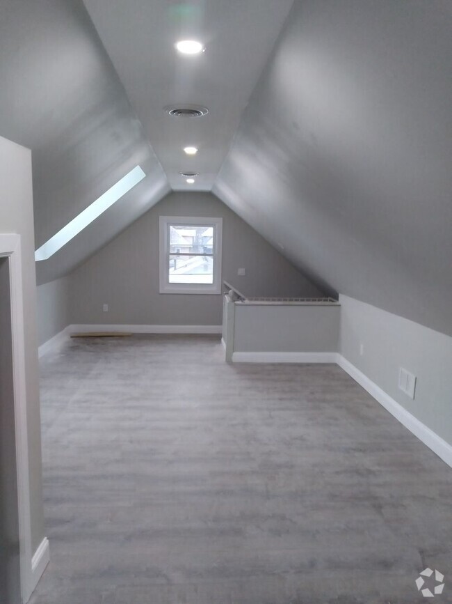 Building Photo - 14 W Erie St Unit 2 Rental