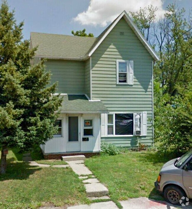 Building Photo - Fully Renovated Spacious 3 Bedroom 1.5 Bat... Rental