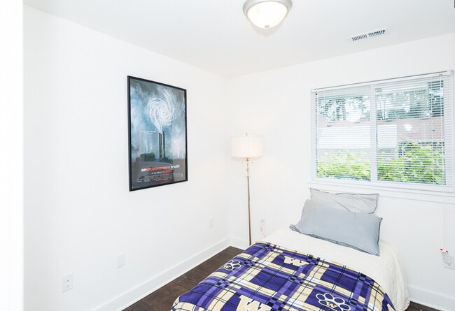 Photo - 4 Bedroom Home Lakewood