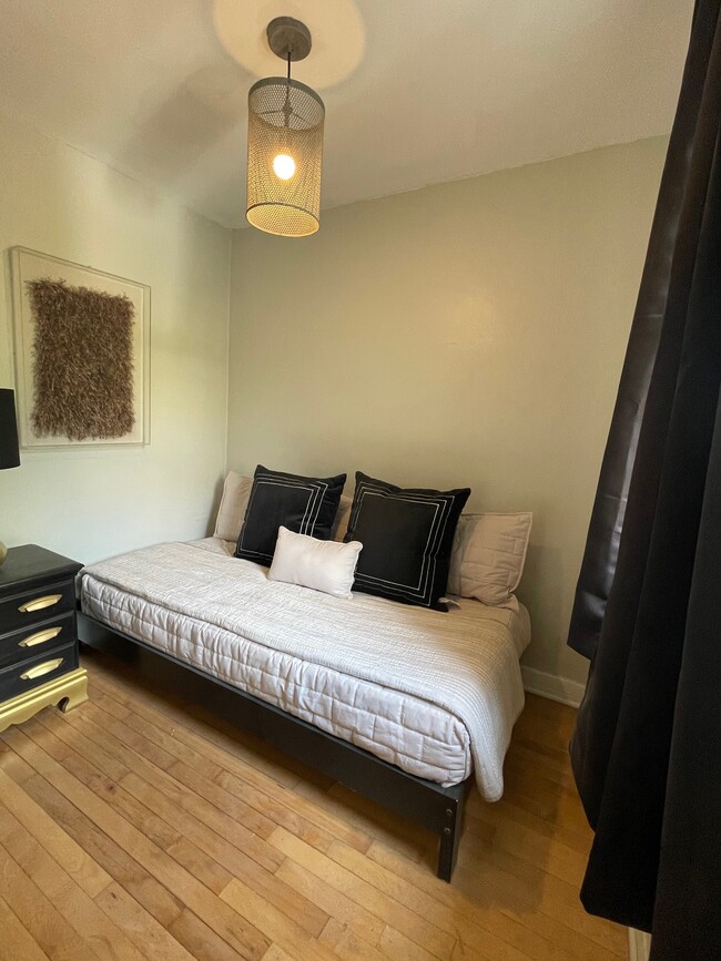 Smaller bedroom with twin bed