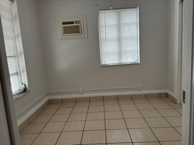 2nd Bedroom - 627 SW 21st Ave Unit 4