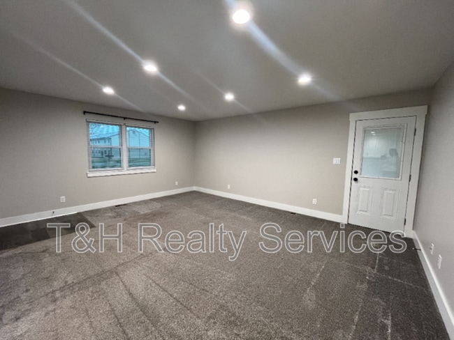 Photo - 201 W Knox St