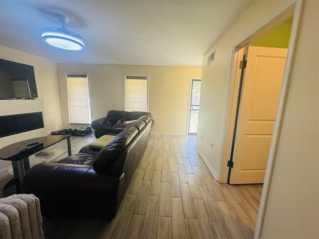 Photo - 6615 Hartford Dr