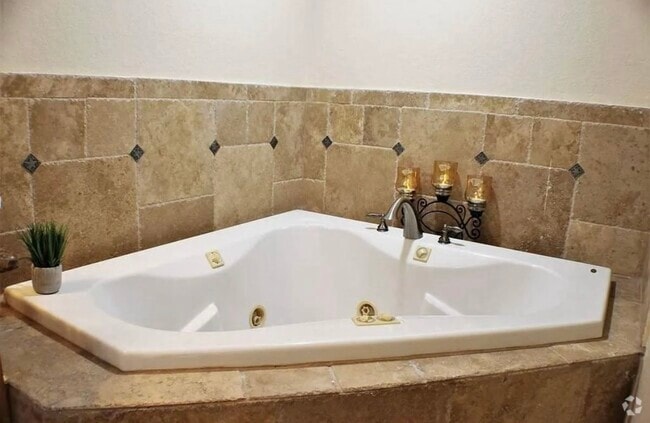 Building Photo - 6424 Santa Monica Dr Unit B Rental