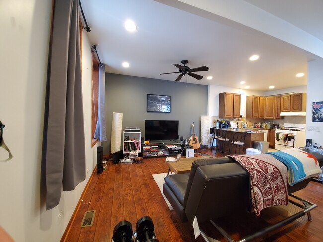 Photo - 1834 N Wood St Unit 1R