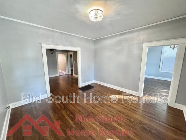 Photo - 666 Landis St