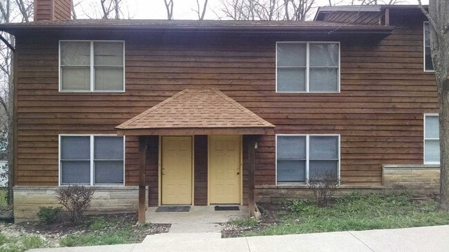 Building Photo - 2 bedroom, Spacious Townhome- Available August 2026 Unit 726 West 17th Street