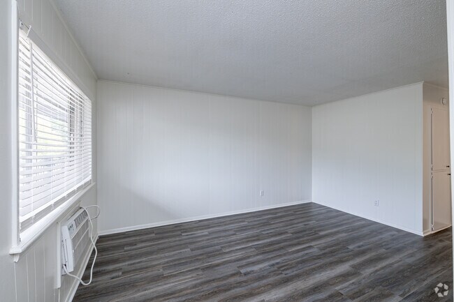 1BR, 1BA - 600SF - Living Room