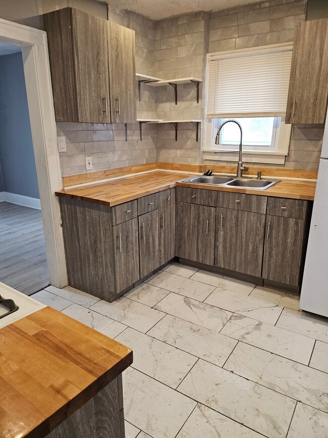 Photo - 573 Grace Ave