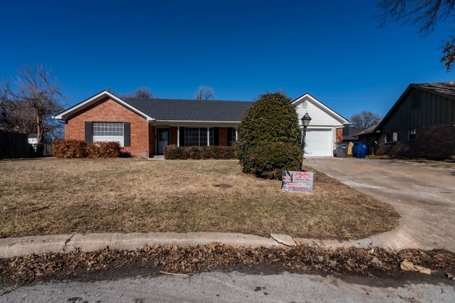 Photo - 4 Bedroom Home Available For Immediate Move In!!