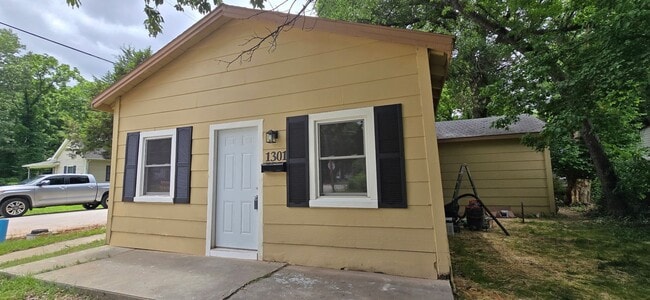 Building Photo - Cute 2 bedroom home near downtown