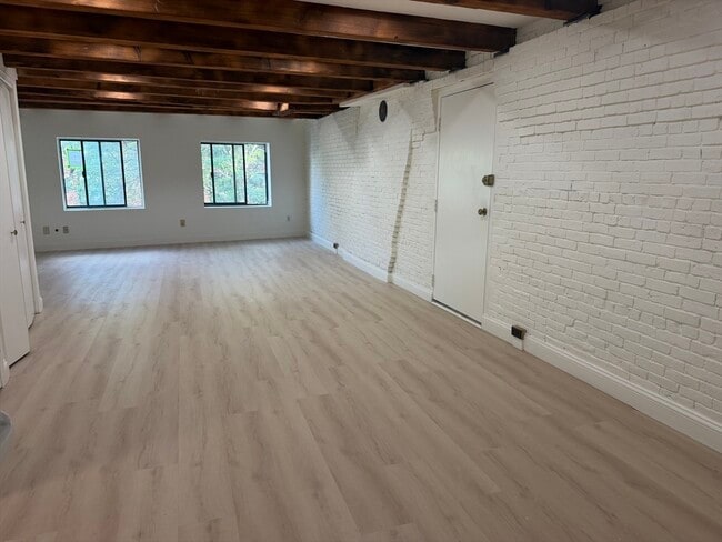 Building Photo - 170 Commercial St Unit 4